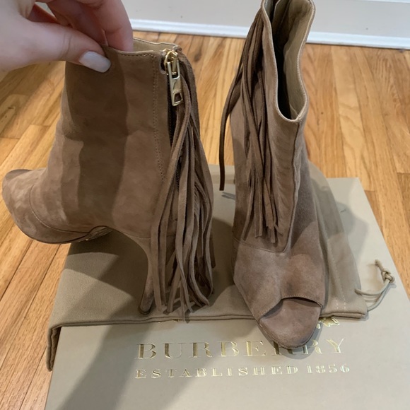 ❗️SALE BURBERRY Peep Toe Ankle Boot With Fringe - Picture 5 of 7
